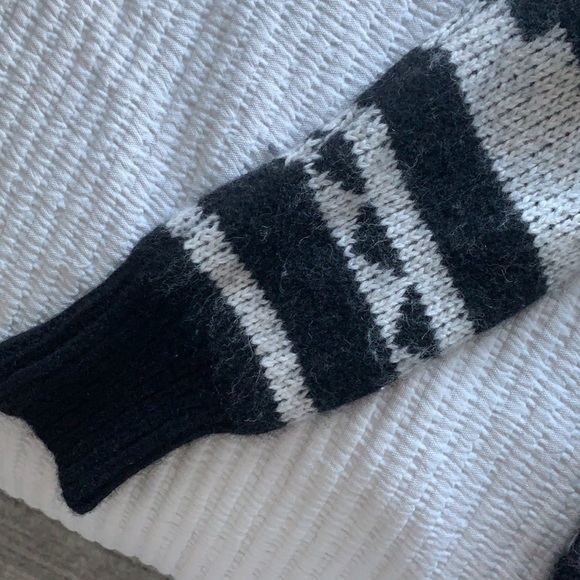 Gorgeous Elle Sasson Sweater - Picture 6 of 12